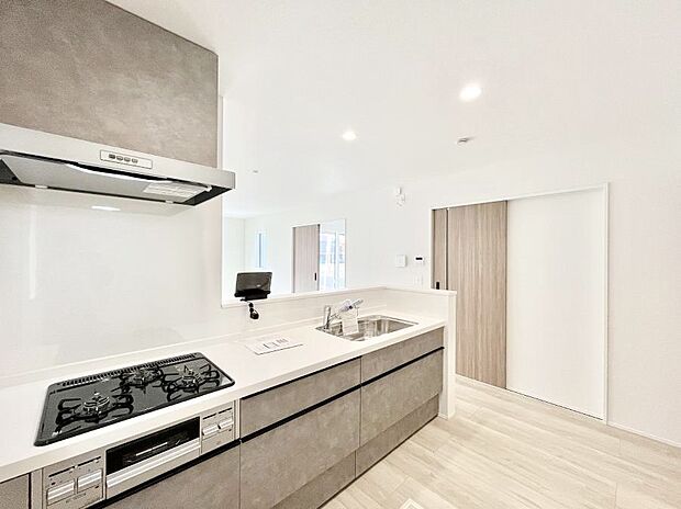 【ダイニングキッチン】料理をしながらご家族との会話を楽しめる対面カウンターキッチン　