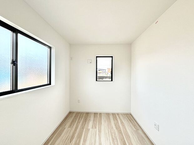 【子供部屋】２面採光で気持ちよく自然光が取り入れられるのでお子様のお部屋にもピッタリ