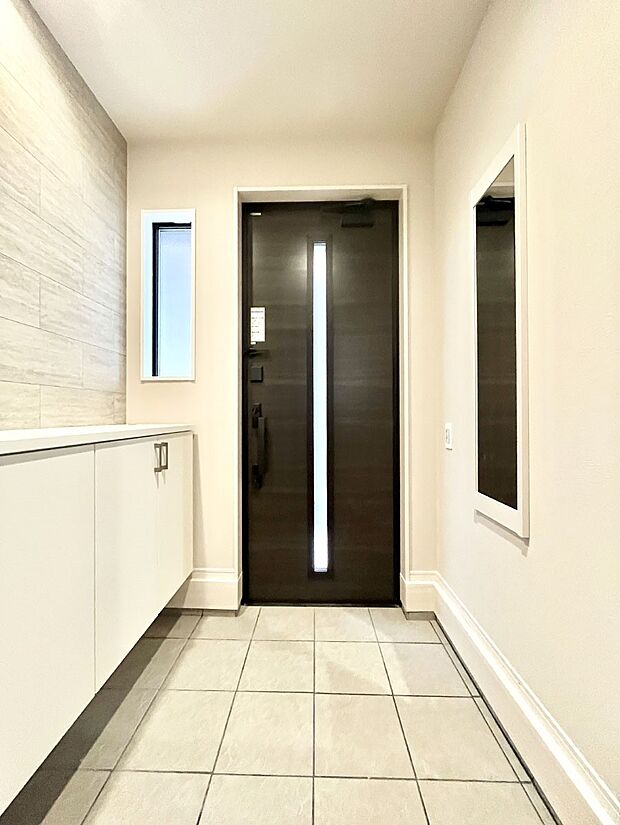 【玄関】明るい玄関はお客様をお出迎えするのにぴったりです！