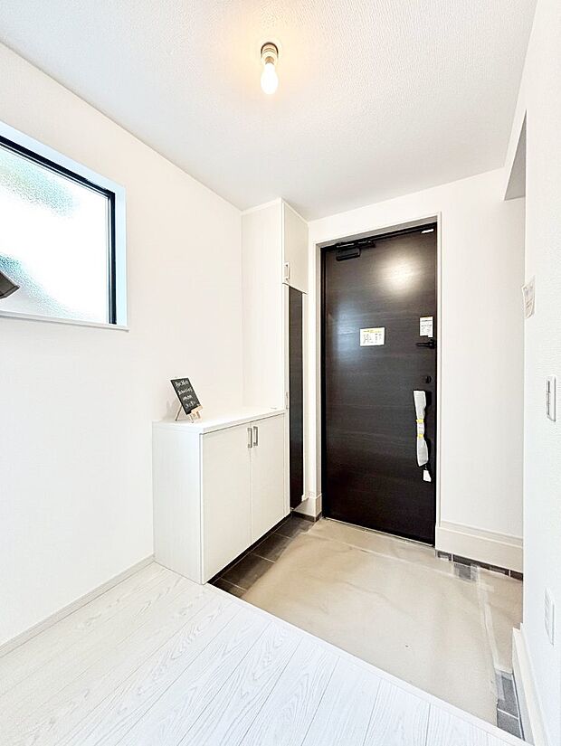 【玄関】下駄箱はご家族の写真や季節のインテリアで飾り棚として演出できます