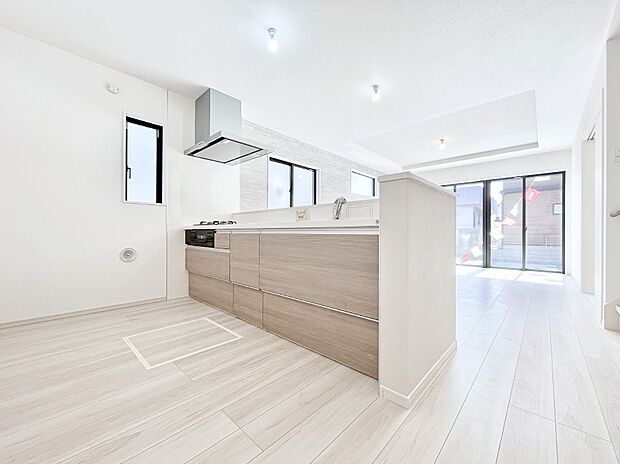 【ダイニングキッチン】リビングで遊ぶお子様を見守りながらお料理ができる対面キッチン。  