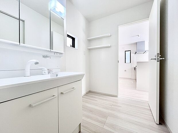 【脱衣場】身支度もスムーズにおこなえる脱衣場      