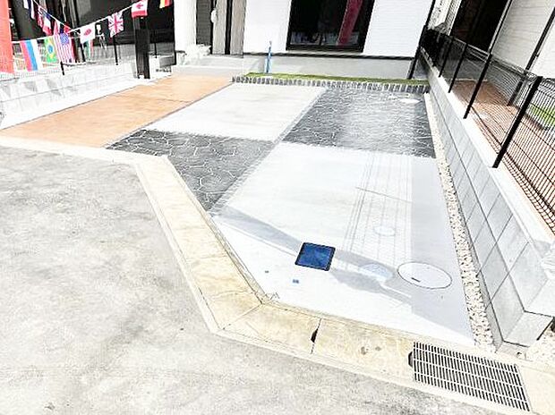 【駐車場】駐車2台可能！急なお客様の駐車に。また、ご家族の自転車スペースとしても大活躍。