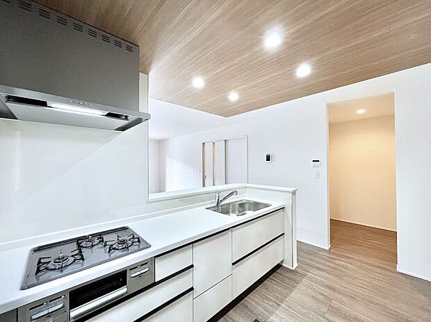 【ダイニングキッチン】料理をしながらご家族との会話を楽しめる対面カウンターキッチン