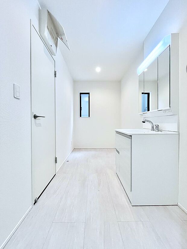 【脱衣場】清潔感のある快適空間です。毎日の身支度も気持ち良くお使い頂けます。 