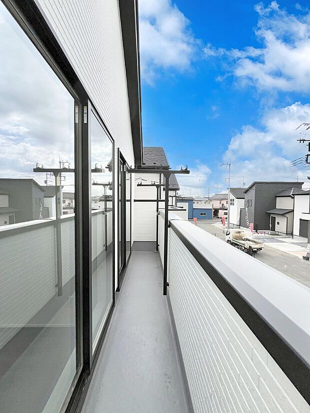 【バルコニー】ゆったりバルコニーだから沢山お洗濯ものを干せます。