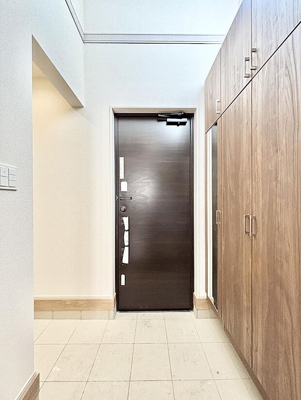 【玄関】天井まである玄関収納で、家族全員の靴もすっきり収納!