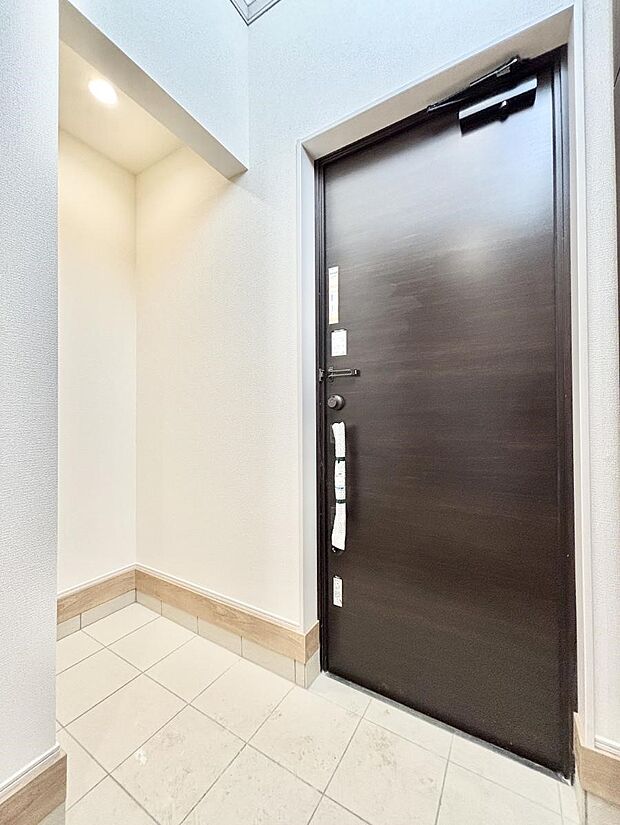 【土間収納】雨具や三輪車を置いても余裕の広さです。