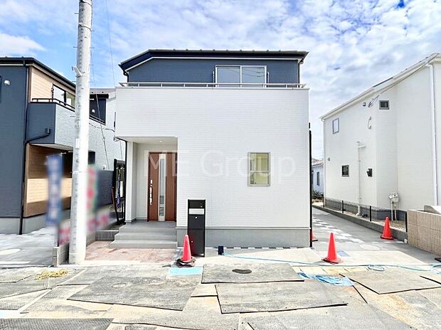 【現地外観写真】暮らしやすさと居心地の良さにこだわったシンプルで飽きのこないデザイン ！