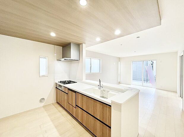 【ダイニングキッチン】料理をしながらご家族との会話を楽しめる対面カウンターキッチン