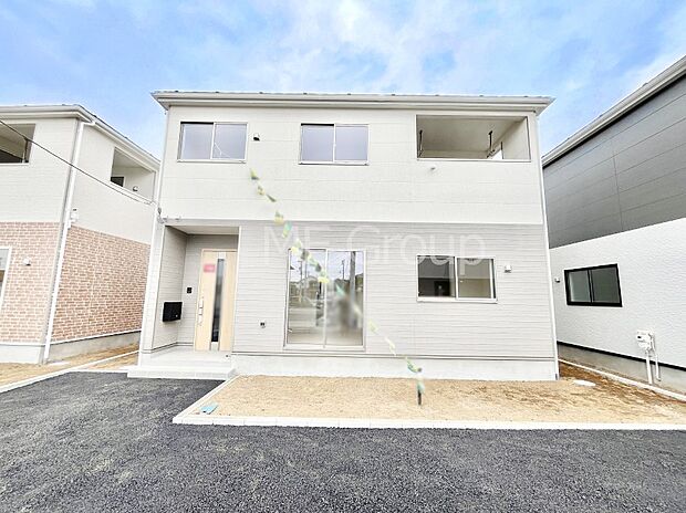 【現地外観写真】上質感あふれる外観デザイン。魅力の住まいを実現。