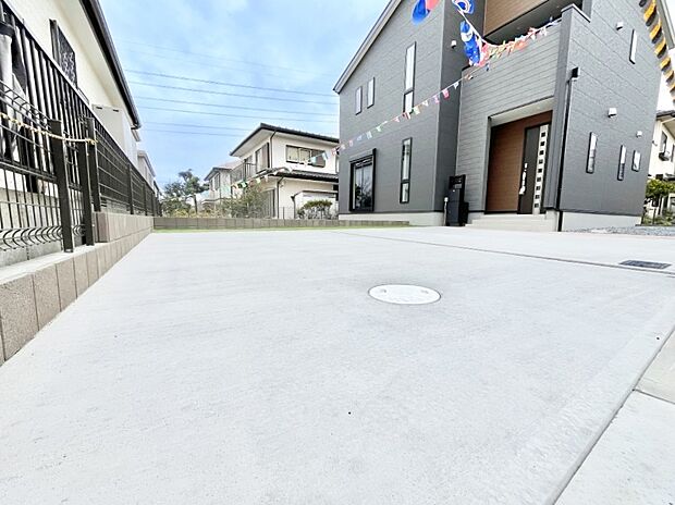 【駐車場】駐車3台可能!急なお客様の駐車に。また、ご家族の自転車スペースとしても大活躍。