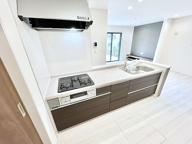 【ダイニングキッチン】リビングで遊ぶお子様を見守りながらお料理ができる対面キッチン。