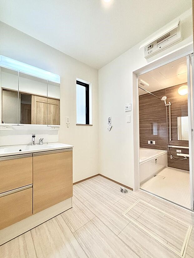 【脱衣場】柔らかな朝の光を感じられる窓がついた洗面室