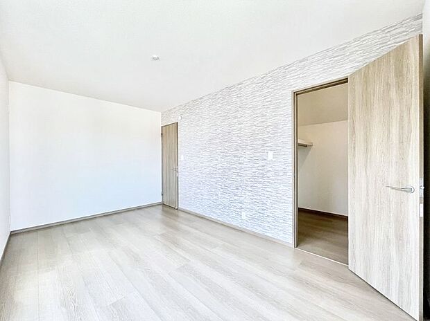 【寝室】ウォークインクローゼットがあるお部屋。季節ごとの入れ替えも不要で便利です！