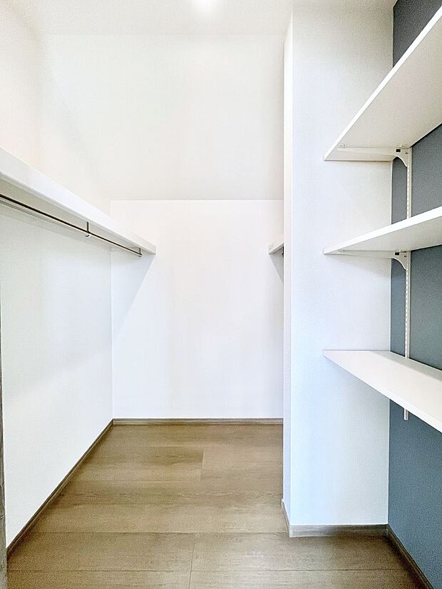 【ウォークインクローゼット】衣類をハンガーに掛けたまま収納できるWIC。衣類の整理整頓がしやすくて便利です！