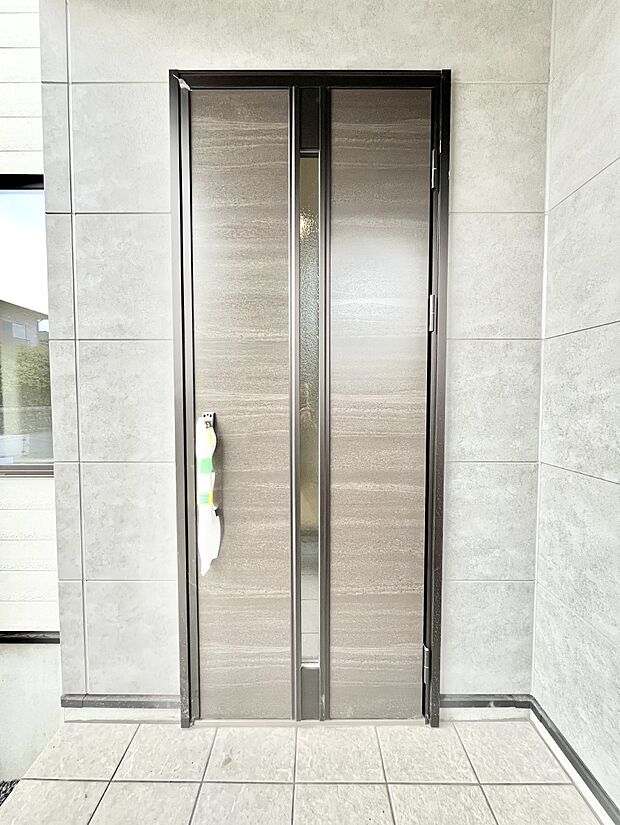 【玄関】住まいの顔を演出する、玄関ドア。 