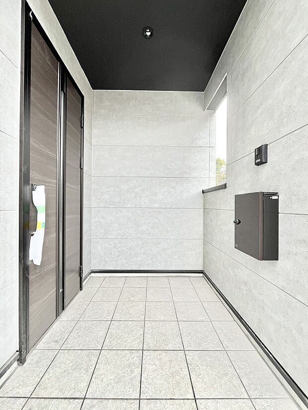 【玄関】大切な家族、来客を出迎える玄関。玄関前は屋根付きで雨が降っていても濡れにくいです。