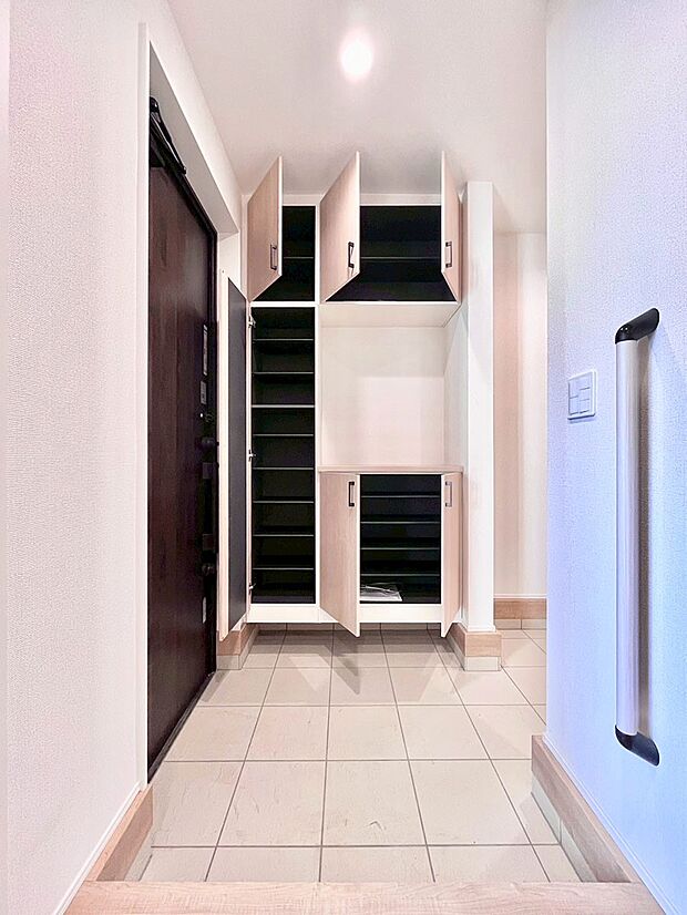 【シューズボックス】たっぷり収納できるシューズボックスで家族全員の靴も、玄関すっきり。