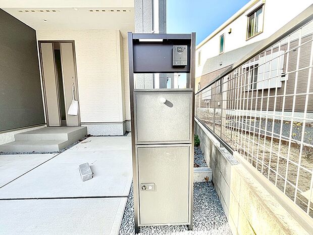 【その他現地】シンプルデザインのポスト。