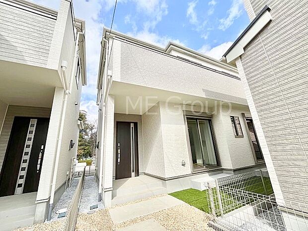 【現地外観写真】暮らしやすさと居心地の良さにこだわったシンプルで飽きのこないデザイン！