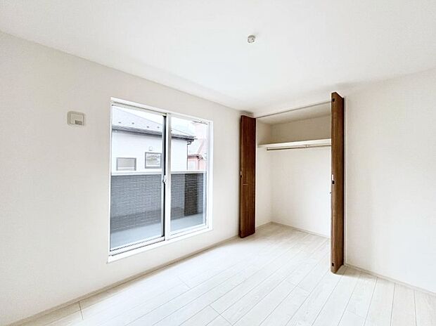 【寝室】明るいバルコニーサイドに洋室を設置。目覚めの良い寝室に。