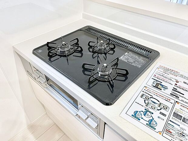 【Siセンサーコンロ】ガスコンロはSiセンサー搭載。火力調節や焦げ付き・消し忘れも防いでくれます。