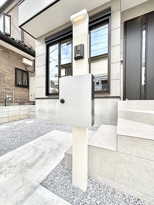 【その他現地】シンプルデザインのポスト。