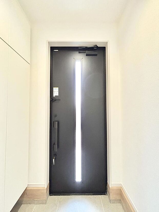 【玄関】明るい玄関はお客様をお出迎えするのにぴったりです!