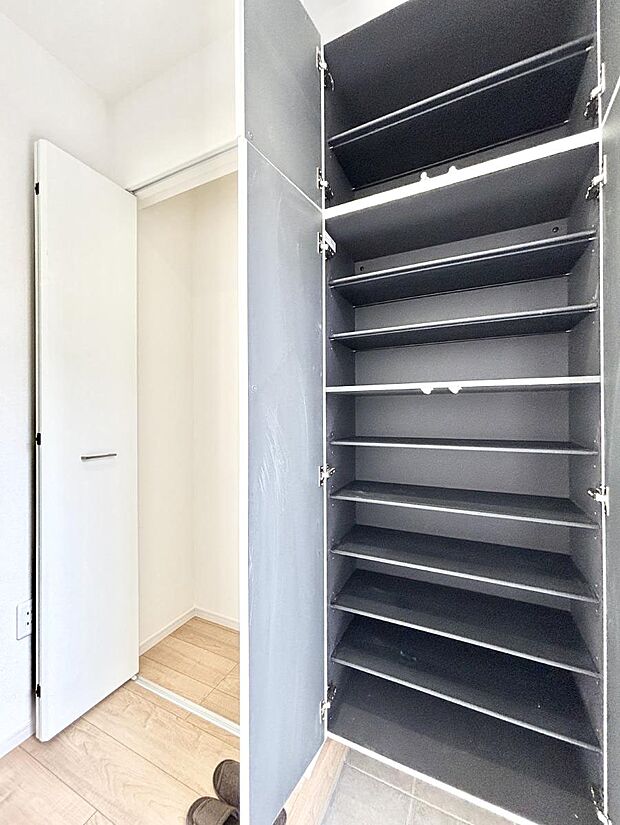 【シューズボックス】たっぷり収納できるシューズボックスで家族全員の靴も、玄関すっきり。