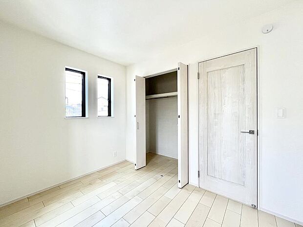 【寝室】収納が充実しているので居住スペースを広々使えます  