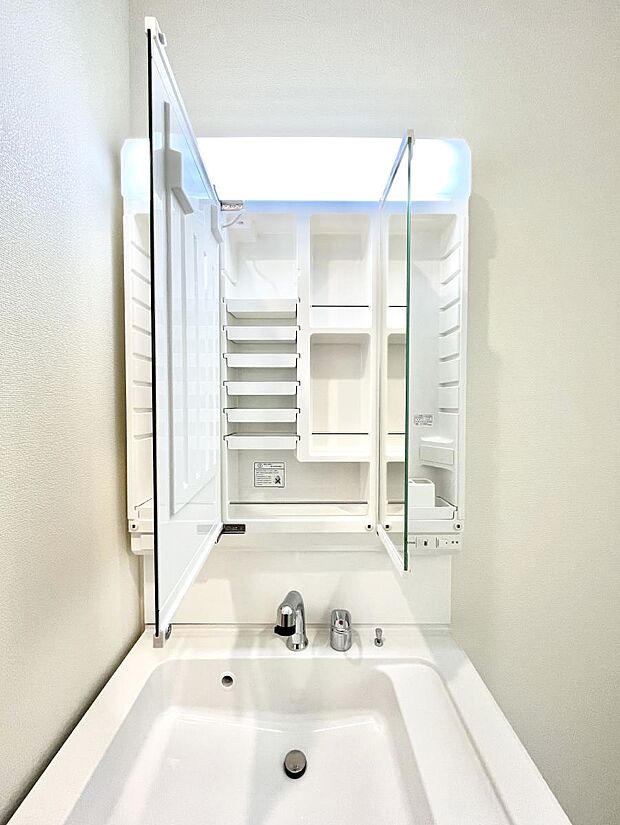 【三面鏡裏収納】三面鏡の裏に、化粧品や衛生用品などを収納可能。洗面台をすっきりと保ちます！