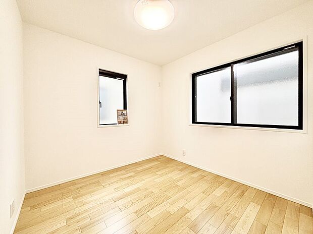 【子供部屋】窓からのやさしい光が心地よいプライベートルーム