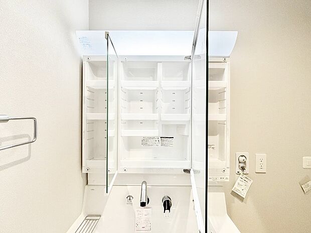 【三面鏡裏収納】三面鏡の裏に、化粧品や衛生用品などを収納可能。洗面台をすっきりと保ちます!