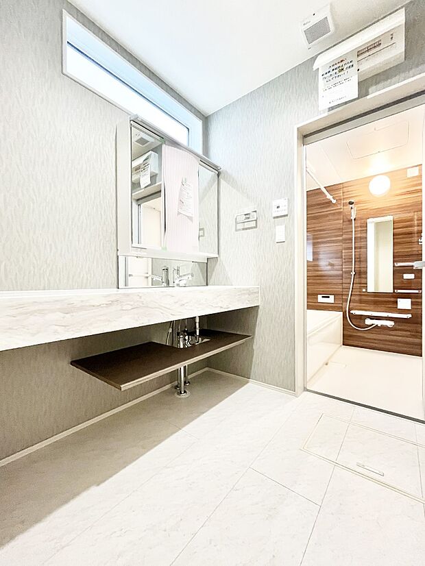 【ランドリースペース】ゆとりの洗面スペースで朝の身支度もラクラク