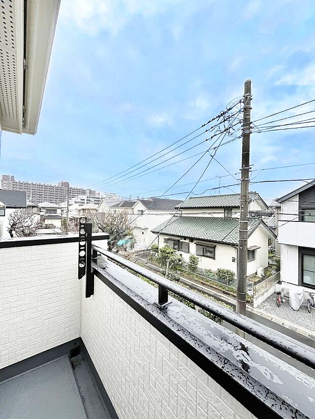 【バルコニー】暖かな陽光が降り注ぐバルコニーはお洗濯におすすめ。爽やかな風も心地よいです。