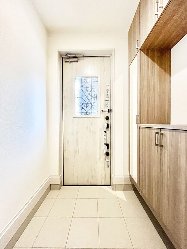 【玄関】明るい陽光が入り込む玄関。ご家族の靴もスッキリ収納できる玄関収納付き！