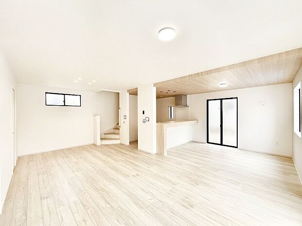 【リビングダイニング】ご家族とのコミュニケーションが深まるリビングイン階段を採用。