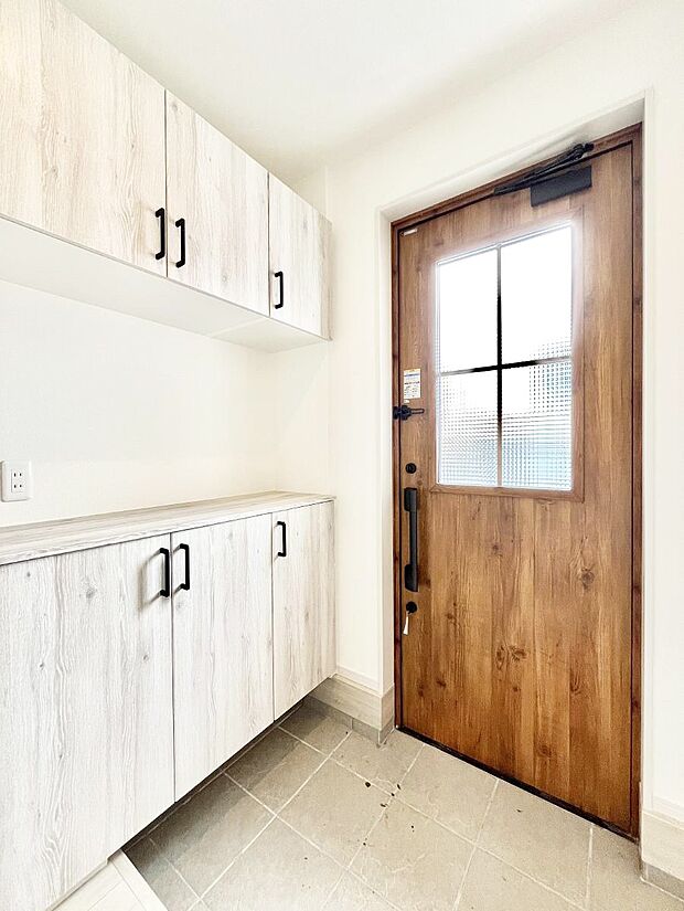 【玄関】明るい玄関はお客様をお出迎えするのにぴったりです！