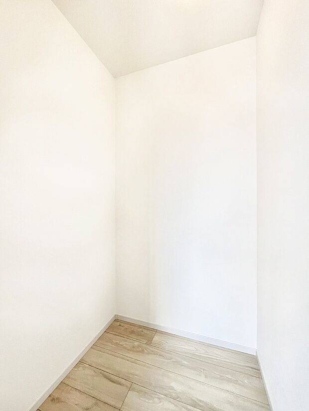 【ウォークインクローゼット】ウォークインクローゼット付きで生活空間を広く利用できます。