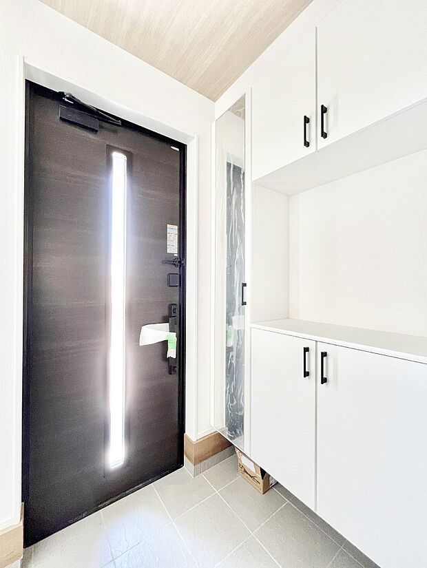 【玄関】ガラススリットの入った玄関ドアが室内に光を届けてくれます