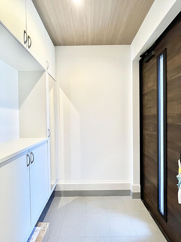 【玄関】明るい玄関はお客様をお出迎えするのにぴったりです！