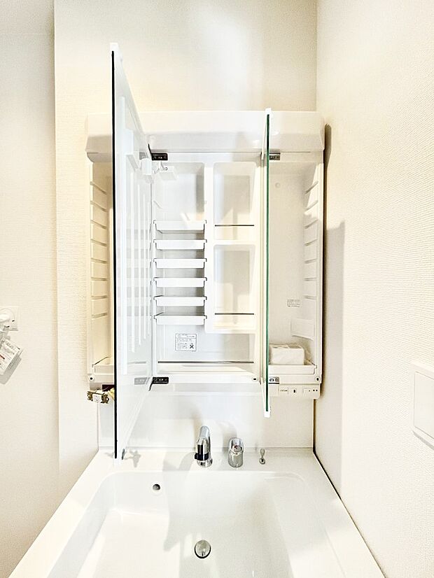 【洗面台・洗面所】三面鏡の裏に、化粧品や衛生用品などを収納可能。洗面台をすっきりと保ちます！  