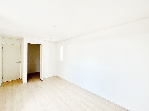 【寝室】大容量の収納力が嬉しいWIC付きのお部屋でゆったりリラックスタイムが過ごせます！