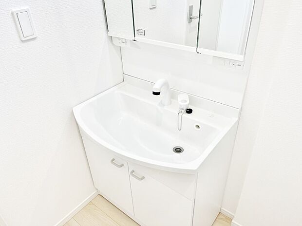 【シャワー水栓洗面化粧台】ハンドシャワー付き！使いやすい洗面台。