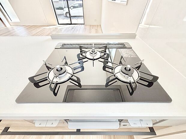 【Ｓｉセンサーコンロ】ガスコンロはＳｉセンサー搭載。火力調節や焦げ付き・消し忘れも防いでくれます。