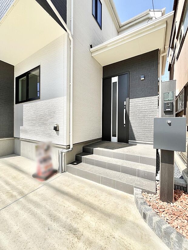 【玄関】大切な家族、来客を出迎える玄関。