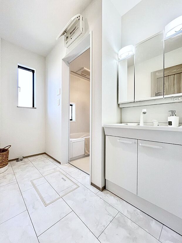 【脱衣場】小窓がついているので湿気の多い場所でも換気が十分行えます。毎日の身支度を気持ち良く！