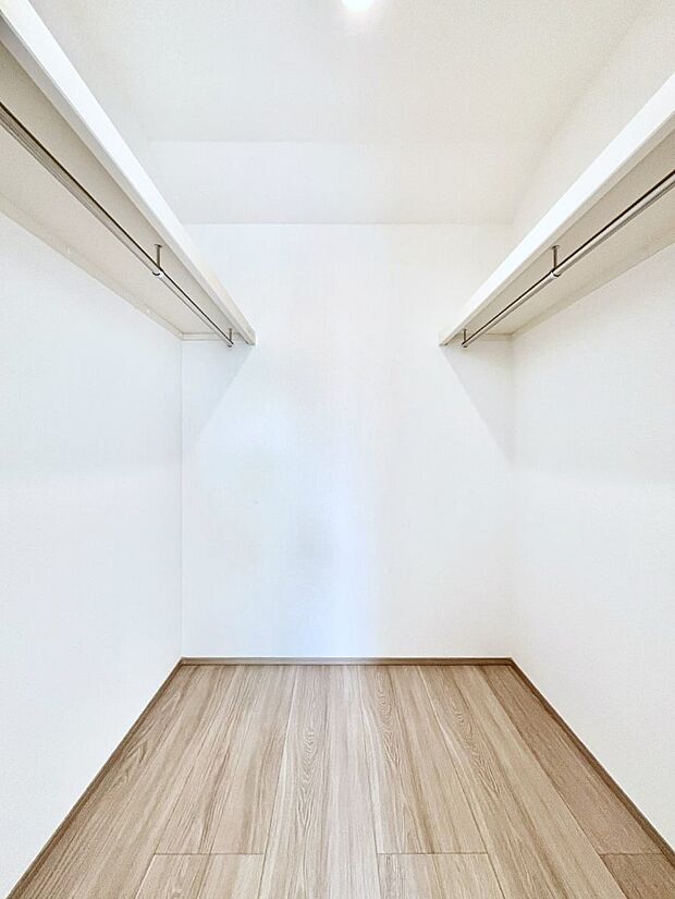 【ウォークインクローゼット】衣類をハンガーに掛けたまま収納できるWIC。衣類の整理整頓がしやすくて便利です！