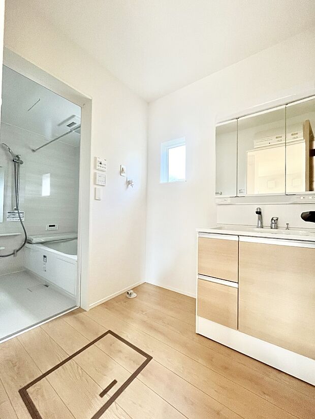 【脱衣場】小窓がついているので湿気の多い場所でも換気が十分行えます。毎日の身支度を気持ち良く！